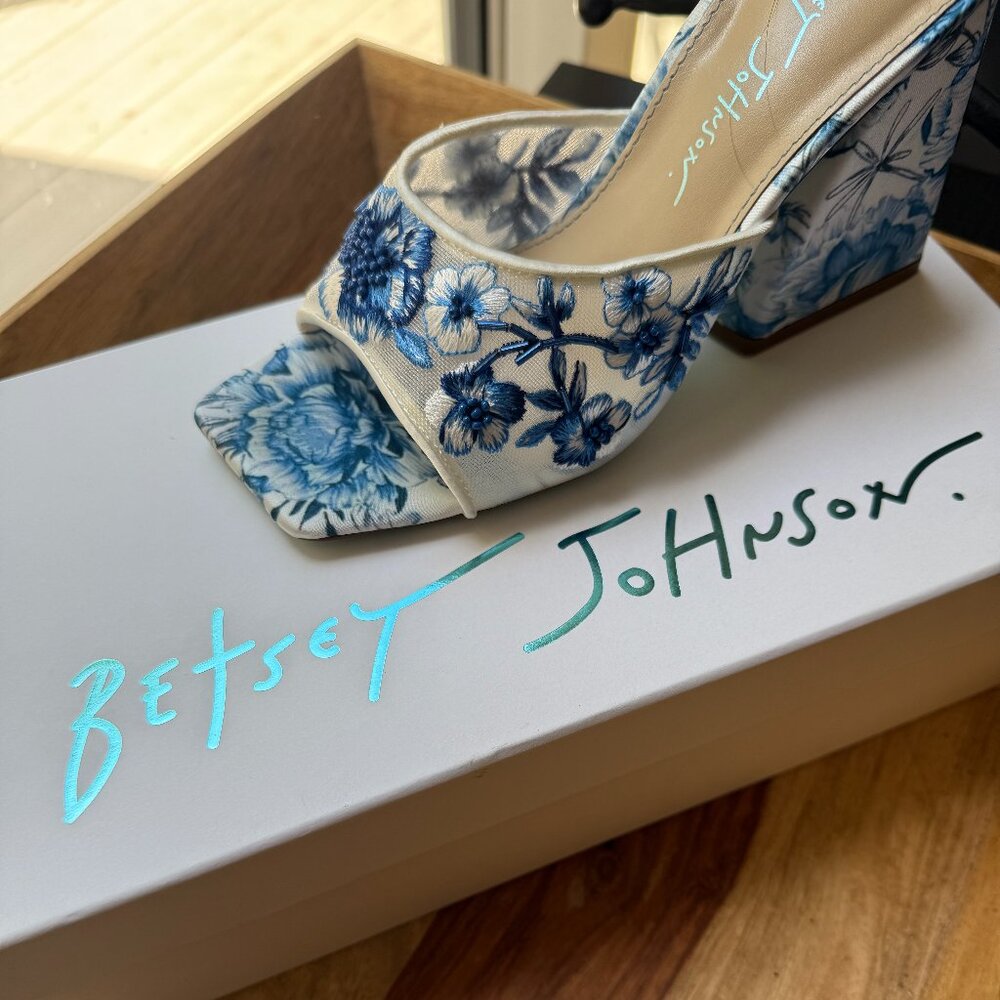 NEW Betsy Johnson Slip-on: Roo Blue Floral